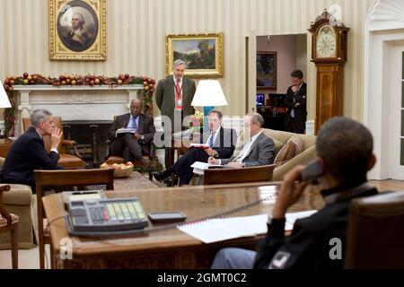 Präsident Barack Obama wird von Mitgliedern seiner Wirtschafts- und nationalen Sicherheitsteams während eines Telefongespräks mit Präsident Lee Myung-bak aus Südkorea im Oval Office am 1. Dezember 2010 begleitet. (Offizielles Foto des Weißen Hauses von Pete Souza) Dieses offizielle Foto des Weißen Hauses wird nur zur Veröffentlichung durch Nachrichtenorganisationen und/oder zum persönlichen Druck durch die Betreffzeile(en) des Fotos zur Verfügung gestellt. Das Foto darf in keiner Weise manipuliert werden und darf nicht in kommerziellen oder politischen Materialien, Anzeigen, E-Mails, Produkten oder Werbeaktionen verwendet werden, die in irgendeiner Weise eine Genehmigung oder ein Ende vorschlagen Stockfoto