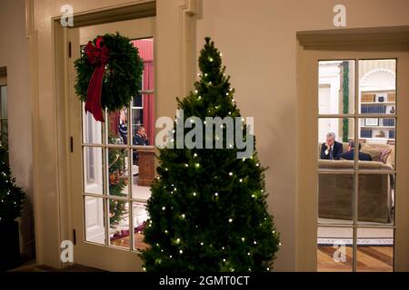 Präsident Barack Obama wird von Mitgliedern seiner Wirtschafts- und nationalen Sicherheitsteams während eines Telefongespräks mit Präsident Lee Myung-bak aus Südkorea im Oval Office am 1. Dezember 2010 begleitet. (Offizielles Foto des Weißen Hauses von Pete Souza) Dieses offizielle Foto des Weißen Hauses wird nur zur Veröffentlichung durch Nachrichtenorganisationen und/oder zum persönlichen Druck durch die Betreffzeile(en) des Fotos zur Verfügung gestellt. Das Foto darf in keiner Weise manipuliert werden und darf nicht in kommerziellen oder politischen Materialien, Anzeigen, E-Mails, Produkten oder Werbeaktionen verwendet werden, die in irgendeiner Weise eine Genehmigung oder ein Ende vorschlagen Stockfoto