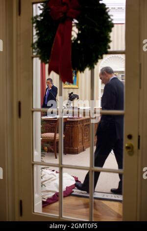 Phil Schiliro, Assistent des Präsidenten für Gesetzgebungsfragen, hört zu, während Präsident Barack Obama am 2. Dezember 2010 mit einem Kongressabgeordneten im Oval Office telefoniert. (Offizielles Foto des Weißen Hauses von Pete Souza) Dieses offizielle Foto des Weißen Hauses wird nur zur Veröffentlichung durch Nachrichtenorganisationen und/oder zum persönlichen Druck durch die Betreffzeile(en) des Fotos zur Verfügung gestellt. Das Foto darf in keiner Weise manipuliert werden und darf nicht in kommerziellen oder politischen Materialien, Anzeigen, E-Mails, Produkten oder Werbeaktionen verwendet werden, die in irgendeiner Weise eine Genehmigung oder Billigung von nahelege Stockfoto