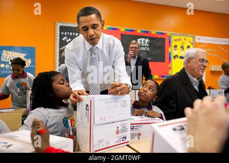 Präsident Barack Obama wird von Mitgliedern des NBA-Champions Los Angeles Lakers aus dem Jahr 2010 für ein NBA-Cares-Service-Projekt im Boys and Girls Club im THEARC in Washington, D.C. am 13. Dezember 2010 begleitet. Lakers' Head Coach Phil Jackson befindet sich auf der rechten Seite. (Offizielles Foto des Weißen Hauses von Pete Souza) Dieses offizielle Foto des Weißen Hauses wird nur zur Veröffentlichung durch Nachrichtenorganisationen und/oder zum persönlichen Druck durch die Betreffzeile(en) des Fotos zur Verfügung gestellt. Das Foto darf in keiner Weise manipuliert werden und darf nicht in kommerziellen oder politischen Materialien, Werbung, E-Mails, Produkten oder Pro verwendet werden Stockfoto