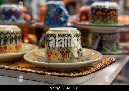 Keramikbecher und -Teller, Nahaufnahme von handgemachten bunten türkischen Keramikbecher und -Teller Stockfoto