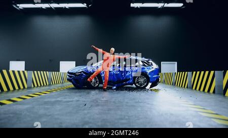 Crash-Test lustige Dummy, Schaufensterpuppe tanzen. Autounfall. 3d-Rendering Stockfoto