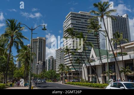 Malerischer Blick auf den städtischen Waikiki Beach an einem wunderschönen hawaiianischen Nachmittag Stockfoto