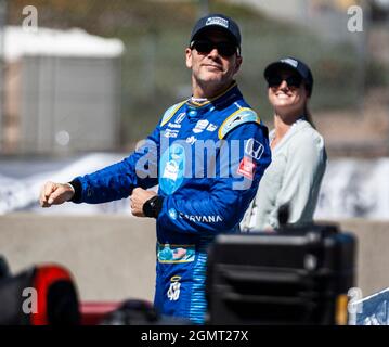 BILDUNTERSCHRIFTENKORREKTUR: September 19 2021 Monterey CA, USA Chip Ganassi Rennfahrer Jimmie Johnson und Frau am Start vor dem NTT Firestone Grand Prix von Monterey Race auf dem WeatherTech Raceway Laguna Seca Monterey, CA Thurman James/CSM Stockfoto