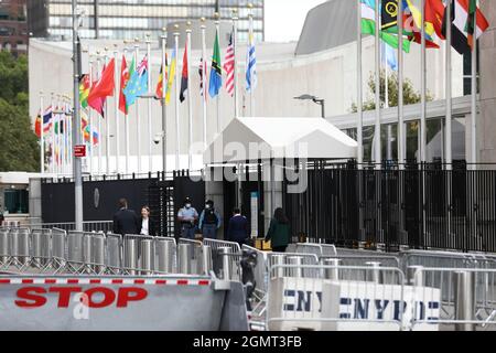 Vereinten Nationen. September 2021. Das am 20. September 2021 aufgenommene Foto zeigt einen ein- und Ausgang des UN-Hauptquartiers in New York. Die Generaldebatte der 76. Sitzung der Generalversammlung der Vereinten Nationen wird am 21. September beginnen. Quelle: Wang Ying/Xinhua/Alamy Live News Stockfoto