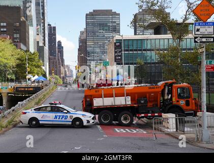 Vereinten Nationen. September 2021. Eine Straße zum UN-Hauptquartier ist für nicht autorisierte Fahrzeuge in New York, 20. September 2021, gesperrt. Die Generaldebatte der 76. Sitzung der Generalversammlung der Vereinten Nationen wird am 21. September beginnen. Quelle: Wang Ying/Xinhua/Alamy Live News Stockfoto