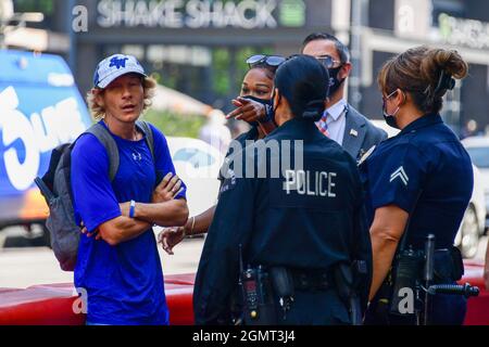 Beamte der Polizeibehörde von Los Angeles unterstützen einen Mann bei einer Hollywood Walk of Fame-Zeremonie für Real 92.3 DJ Kurt „Big Boy“ Alexander, Mittwoch, Sep Stockfoto