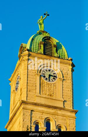 Harrisonburg, Virginia / USA - 15. Oktober 2017: Auf dem Rockingham County Courthouse in der Innenstadt von Harrisonburg steht eine „Lady Justice Statue“. Stockfoto