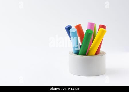 Satz von mehrfarbigen Ölpastellfarben auf weißem Hintergrund Stockfoto