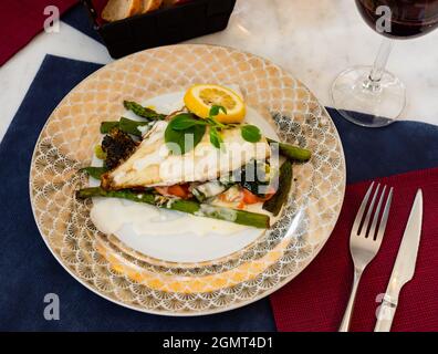Filet der Seebrasse mit Spargel Stockfoto