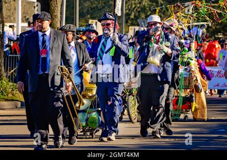 Mitglieder der Society of Bums marschieren während der Joe Cain Day Mardi Gras Parade am 7. Februar 2016 in Mobile, Alabama. Stockfoto