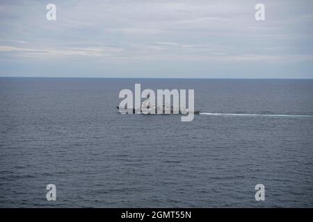 210913-N-HS181-1259 SÜDCHINESISCHES MEER (SEPT 13, 2021) USS Chaffee (DDG 90), der Lenkraketen-Zerstörer der Arleigh Burke-Klasse, durchreist das Südchinesische Meer, 13. September 2021. Chaffee wird zusammen mit der Carl Vinson Carrier Strike Group in den USA eingesetzt, um die Interoperabilität durch Allianzen und Partnerschaften zu verbessern und gleichzeitig als reaktionsfähige Truppe zur Unterstützung einer freien und offenen Region im Indo-Pazifik-Raum zu dienen. (USA Navy Foto von Mass Communication Specialist 2nd Class Haydn N. Smith) Stockfoto