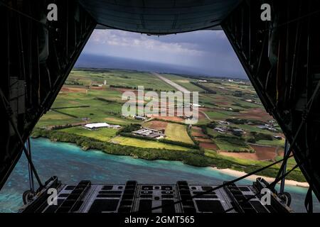 Ein Flugzeug des US Marine Corps C-130 fliegt während einer Luftübergabeübung über die Insel Shima, Okinawa, Japan, 15. September 2021. Marines mit Marine Aerial Refueler Transport 152, Marine Aircraft Group 12, 1st Marine Air Wing und 3d Landing Support Bataillon, Combat Logistics Regiment 3, 3d Marine Logistics Group, führten die Luftlieferung von Blut und medizinischen Hilfsgütern durch und führten statische Linien und Freifallsprünge über die Insel Shima durch. 3d MLG mit Sitz in Okinawa, Japan, ist eine nach vorne eingesetzte Kampfeinheit, die als umfassendes Logistik- und Kampfdienststützpunkt von III MEF dient Stockfoto