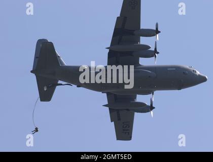 Soldaten des 2.-134. Infanterie-Bataillons (Airborne) der Nebraska Army National Guard springen von einer Minnesota Air National Guard C-130 Herkules vom 18. September 2021 über der Husker Drop Zone in der Nähe von Mead, Nebraska. (Foto von Maj. Scott Ingalsbe) Stockfoto