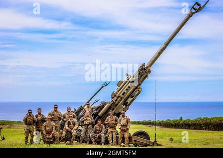 Chofield Barracks, HI – Soldaten von Charlie Battery „Copperheads“, 3. Bataillon, 7. Feldartillerie, 25th Infantry Division Artillery (25th DIVARTY) Sling beladen M777A2 Haubitzen auf einen CH-53E und führte einen gemeinsamen Luftangriff mit Marines vom Combat Logistics Bataillon 3 und Marine Heavy Helicopter Squadron 463 im Rahmen der Operation „Steel Crucible“ am 16. September 2021 von Schofield Barracks, Hawaii nach Makua Valley, Hawaii. Durch diese Übung wurde die gemeinsame Fähigkeit von Air Assault in einer Umgebung mit mehreren Domänen verbessert. Operation Steel Crucible ist ein umfassendes, komplexes 2-wöchiges Bataillon exe Stockfoto