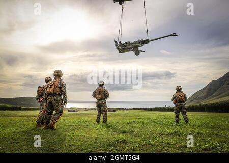 Chofield Barracks, HI – Soldaten von Charlie Battery „Copperheads“, 3. Bataillon, 7. Feldartillerie, 25th Infantry Division Artillery (25th DIVARTY) Sling beladen M777A2 Haubitzen auf einen CH-53E und führte einen gemeinsamen Luftangriff mit Marines vom Combat Logistics Bataillon 3 und Marine Heavy Helicopter Squadron 463 im Rahmen der Operation „Steel Crucible“ am 16. September 2021 von Schofield Barracks, Hawaii nach Makua Valley, Hawaii. Durch diese Übung wurde die gemeinsame Fähigkeit von Air Assault in einer Umgebung mit mehreren Domänen verbessert. Operation Steel Crucible ist ein umfassendes, komplexes 2-wöchiges Bataillon exe Stockfoto