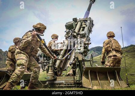 Chofield Barracks, HI – Soldaten von Charlie Battery „Copperheads“, 3. Bataillon, 7. Feldartillerie, 25th Infantry Division Artillery (25th DIVARTY) Sling beladen M777A2 Haubitzen auf einen CH-53E und führte einen gemeinsamen Luftangriff mit Marines vom Combat Logistics Bataillon 3 und Marine Heavy Helicopter Squadron 463 im Rahmen der Operation „Steel Crucible“ am 16. September 2021 von Schofield Barracks, Hawaii nach Makua Valley, Hawaii. Durch diese Übung wurde die gemeinsame Fähigkeit von Air Assault in einer Umgebung mit mehreren Domänen verbessert. Operation Steel Crucible ist ein umfassendes, komplexes 2-wöchiges Bataillon exe Stockfoto