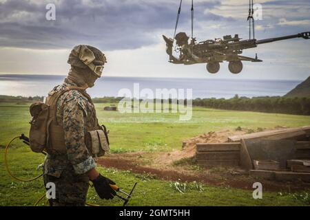 Chofield Barracks, HI – Soldaten von Charlie Battery „Copperheads“, 3. Bataillon, 7. Feldartillerie, 25th Infantry Division Artillery (25th DIVARTY) Sling beladen M777A2 Haubitzen auf einen CH-53E und führte einen gemeinsamen Luftangriff mit Marines vom Combat Logistics Bataillon 3 und Marine Heavy Helicopter Squadron 463 im Rahmen der Operation „Steel Crucible“ am 16. September 2021 von Schofield Barracks, Hawaii nach Makua Valley, Hawaii. Durch diese Übung wurde die gemeinsame Fähigkeit von Air Assault in einer Umgebung mit mehreren Domänen verbessert. Operation Steel Crucible ist ein umfassendes, komplexes 2-wöchiges Bataillon exe Stockfoto
