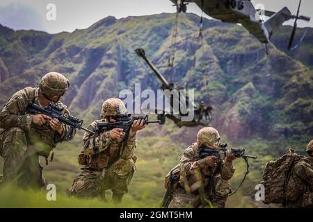 Chofield Barracks, HI – Soldaten von Charlie Battery „Copperheads“, 3. Bataillon, 7. Feldartillerie, 25th Infantry Division Artillery (25th DIVARTY) Sling beladen M777A2 Haubitzen auf einen CH-53E und führte einen gemeinsamen Luftangriff mit Marines vom Combat Logistics Bataillon 3 und Marine Heavy Helicopter Squadron 463 im Rahmen der Operation „Steel Crucible“ am 16. September 2021 von Schofield Barracks, Hawaii nach Makua Valley, Hawaii. Durch diese Übung wurde die gemeinsame Fähigkeit von Air Assault in einer Umgebung mit mehreren Domänen verbessert. Operation Steel Crucible ist ein umfassendes, komplexes 2-wöchiges Bataillon exe Stockfoto
