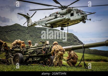 Chofield Barracks, HI – Soldaten von Charlie Battery „Copperheads“, 3. Bataillon, 7. Feldartillerie, 25th Infantry Division Artillery (25th DIVARTY) Sling beladen M777A2 Haubitzen auf einen CH-53E und führte einen gemeinsamen Luftangriff mit Marines vom Combat Logistics Bataillon 3 und Marine Heavy Helicopter Squadron 463 im Rahmen der Operation „Steel Crucible“ am 16. September 2021 von Schofield Barracks, Hawaii nach Makua Valley, Hawaii. Durch diese Übung wurde die gemeinsame Fähigkeit von Air Assault in einer Umgebung mit mehreren Domänen verbessert. Operation Steel Crucible ist ein umfassendes, komplexes 2-wöchiges Bataillon exe Stockfoto