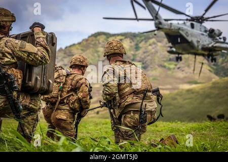 Chofield Barracks, HI – Soldaten von Charlie Battery „Copperheads“, 3. Bataillon, 7. Feldartillerie, 25th Infantry Division Artillery (25th DIVARTY) Sling beladen M777A2 Haubitzen auf einen CH-53E und führte einen gemeinsamen Luftangriff mit Marines vom Combat Logistics Bataillon 3 und Marine Heavy Helicopter Squadron 463 im Rahmen der Operation „Steel Crucible“ am 16. September 2021 von Schofield Barracks, Hawaii nach Makua Valley, Hawaii. Durch diese Übung wurde die gemeinsame Fähigkeit von Air Assault in einer Umgebung mit mehreren Domänen verbessert. Operation Steel Crucible ist ein umfassendes, komplexes 2-wöchiges Bataillon exe Stockfoto