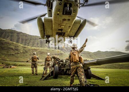 Chofield Barracks, HI – Soldaten von Charlie Battery „Copperheads“, 3. Bataillon, 7. Feldartillerie, 25th Infantry Division Artillery (25th DIVARTY) Sling beladen M777A2 Haubitzen auf einen CH-53E und führte einen gemeinsamen Luftangriff mit Marines vom Combat Logistics Bataillon 3 und Marine Heavy Helicopter Squadron 463 im Rahmen der Operation „Steel Crucible“ am 16. September 2021 von Schofield Barracks, Hawaii nach Makua Valley, Hawaii. Durch diese Übung wurde die gemeinsame Fähigkeit von Air Assault in einer Umgebung mit mehreren Domänen verbessert. Operation Steel Crucible ist ein umfassendes, komplexes 2-wöchiges Bataillon exe Stockfoto