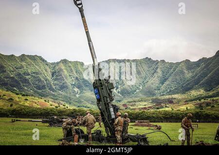 Chofield Barracks, HI – Soldaten von Charlie Battery „Copperheads“, 3. Bataillon, 7. Feldartillerie, 25th Infantry Division Artillery (25th DIVARTY) Sling beladen M777A2 Haubitzen auf einen CH-53E und führte einen gemeinsamen Luftangriff mit Marines vom Combat Logistics Bataillon 3 und Marine Heavy Helicopter Squadron 463 im Rahmen der Operation „Steel Crucible“ am 16. September 2021 von Schofield Barracks, Hawaii nach Makua Valley, Hawaii. Durch diese Übung wurde die gemeinsame Fähigkeit von Air Assault in einer Umgebung mit mehreren Domänen verbessert. Operation Steel Crucible ist ein umfassendes, komplexes 2-wöchiges Bataillon exe Stockfoto