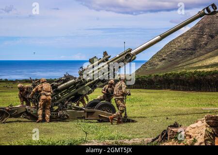 Chofield Barracks, HI – Soldaten von Charlie Battery „Copperheads“, 3. Bataillon, 7. Feldartillerie, 25th Infantry Division Artillery (25th DIVARTY) Sling beladen M777A2 Haubitzen auf einen CH-53E und führte einen gemeinsamen Luftangriff mit Marines vom Combat Logistics Bataillon 3 und Marine Heavy Helicopter Squadron 463 im Rahmen der Operation „Steel Crucible“ am 16. September 2021 von Schofield Barracks, Hawaii nach Makua Valley, Hawaii. Durch diese Übung wurde die gemeinsame Fähigkeit von Air Assault in einer Umgebung mit mehreren Domänen verbessert. Operation Steel Crucible ist ein umfassendes, komplexes 2-wöchiges Bataillon exe Stockfoto