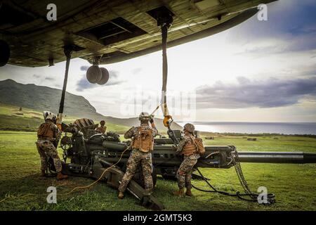 Chofield Barracks, HI – Soldaten von Charlie Battery „Copperheads“, 3. Bataillon, 7. Feldartillerie, 25th Infantry Division Artillery (25th DIVARTY) Sling beladen M777A2 Haubitzen auf einen CH-53E und führte einen gemeinsamen Luftangriff mit Marines vom Combat Logistics Bataillon 3 und Marine Heavy Helicopter Squadron 463 im Rahmen der Operation „Steel Crucible“ am 16. September 2021 von Schofield Barracks, Hawaii nach Makua Valley, Hawaii. Durch diese Übung wurde die gemeinsame Fähigkeit von Air Assault in einer Umgebung mit mehreren Domänen verbessert. Operation Steel Crucible ist ein umfassendes, komplexes 2-wöchiges Bataillon exe Stockfoto