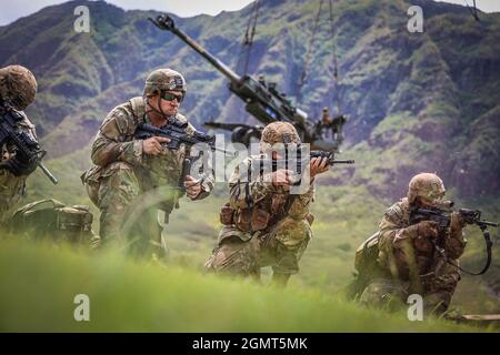 Chofield Barracks, HI – Soldaten von Charlie Battery „Copperheads“, 3. Bataillon, 7. Feldartillerie, 25th Infantry Division Artillery (25th DIVARTY) Sling beladen M777A2 Haubitzen auf einen CH-53E und führte einen gemeinsamen Luftangriff mit Marines vom Combat Logistics Bataillon 3 und Marine Heavy Helicopter Squadron 463 im Rahmen der Operation „Steel Crucible“ am 16. September 2021 von Schofield Barracks, Hawaii nach Makua Valley, Hawaii. Durch diese Übung wurde die gemeinsame Fähigkeit von Air Assault in einer Umgebung mit mehreren Domänen verbessert. Operation Steel Crucible ist ein umfassendes, komplexes 2-wöchiges Bataillon exe Stockfoto