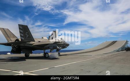 DER US-Marine-Kapitän Andrew Sanchez mit dem Marine Fighter Attack Squadron (VMFA) 211 bereitet sich darauf vor, am 12. September 2021 eine F-35B vom Flugdeck der HMS Queen Elizabeth aus zu starten, während er mit einer geführten Bombeneinheit 49 (GBU-49) im westlichen Pazifik bewaffnet ist. Die GBU-49 ist eine Laser- und GPS-gesteuerte Bombe, die unter verschiedenen Bedingungen und gegen viele Arten bewegter oder stationärer Ziele wirksam ist. VMFA-211, das an Bord der HMS Queen Elizabeth als Teil der britischen Carrier Strike Group 21 eingesetzt wurde, war die erste Staffel, die die GBU-49 eines Flugzeugträgers der Queen Elizabeth-Klasse einsetzte. Stockfoto