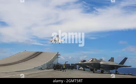 DER US-Marine-Kapitän Andrew Sanchez mit dem Marine Fighter Attack Squadron (VMFA) 211 startet am 12. September 2021 eine F-35B vom Flugdeck der HMS Queen Elizabeth, die mit einer geführten Bombeneinheit 49 (GBU-49) im Westpazifik bewaffnet ist. Die GBU-49 ist eine Laser- und GPS-gesteuerte Bombe, die unter verschiedenen Bedingungen und gegen viele Arten bewegter oder stationärer Ziele wirksam ist. VMFA-211, das an Bord der HMS Queen Elizabeth als Teil der britischen Carrier Strike Group 21 eingesetzt wurde, war die erste Staffel, die die GBU-49 eines Flugzeugträgers der Queen Elizabeth-Klasse einsetzte. Stockfoto