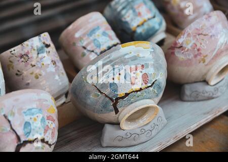 Set von traditionellen japanischen Kunst Keramikschalen zum Verkauf im Souvenirshop in Kyoto, Japan. Stockfoto