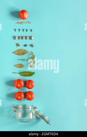 Eingelegte Tomaten. Zutaten für marinierte Tomaten und Glas auf blauem Hintergrund. Konzept kulinarische Rezept Konservierung von Gemüse in der Ernte s Stockfoto