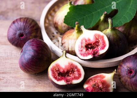 Frische lila Feigen in Bambuskörben Stockfoto