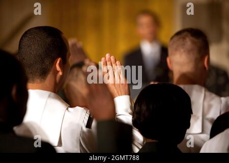 Mitglieder des Militärs heben ihre Hände während einer Einbürgerungszeremonie für aktive Dienstmitglieder im Ostsaal des Weißen Hauses, 1. Mai 2009. Offizielles Foto des Weißen Hauses von Lawrence Jackson. Dieses offizielle Foto des Weißen Hauses wird von Nachrichtenorganisationen zur Veröffentlichung und/oder zum persönlichen Druck durch den/die Betreff(e) des Fotos zur Verfügung gestellt. Das Foto darf nicht manipuliert oder in Materialien, Werbung, Produkten oder Werbeaktionen verwendet werden, die in irgendeiner Weise die Zustimmung oder Billigung des Präsidenten, der Ersten Familie oder des Weißen Hauses nahelegen. Stockfoto