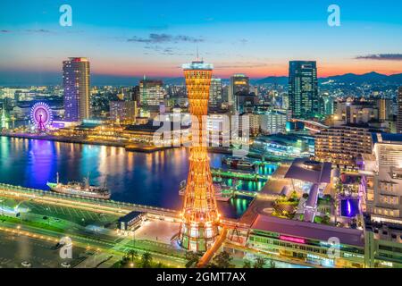 Skyline und Hafen von Kobe in Japan bei Dämmerung Stockfoto
