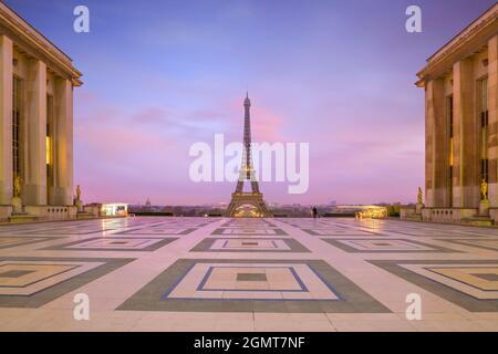 Eiffelturm bei Sonnenaufgang vom Trocadero Fountains in Paris, Frankreich Stockfoto