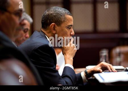 Präsident Barack Obama studiert ein Dokument während eines Briefings mit Beratern im Roosevelt-Raum des Weißen Hauses am 4. Mai 2009, in Vorbereitung auf ein anstehendes Treffen mit demokratischen Mitgliedern des Energie- und Handelsausschusses des Hauses. Offizielles Foto des Weißen Hauses von Pete Souza.Dieses offizielle Foto des Weißen Hauses wird zur Veröffentlichung durch Nachrichtenorganisationen und/oder für den persönlichen Gebrauch, der von den Betreffenden des Fotos gedruckt wird, zur Verfügung gestellt. Das Foto darf in keiner Weise manipuliert oder in Materialien, Anzeigen, Produkten oder Werbeaktionen verwendet werden, die in irgendeiner Weise eine Genehmigung oder ein Endorsem nahelegen Stockfoto