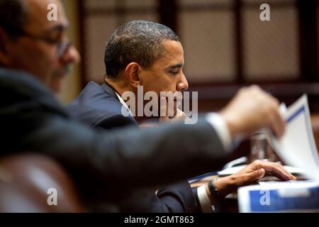 Präsident Barack Obama studiert ein Dokument während eines Briefings mit Beratern im Roosevelt-Raum des Weißen Hauses am 4. Mai 2009, in Vorbereitung auf ein anstehendes Treffen mit demokratischen Mitgliedern des Energie- und Handelsausschusses des Hauses. Offizielles Foto des Weißen Hauses von Pete Souza.Dieses offizielle Foto des Weißen Hauses wird zur Veröffentlichung durch Nachrichtenorganisationen und/oder für den persönlichen Gebrauch, der von den Betreffenden des Fotos gedruckt wird, zur Verfügung gestellt. Das Foto darf in keiner Weise manipuliert oder in Materialien, Anzeigen, Produkten oder Werbeaktionen verwendet werden, die in irgendeiner Weise eine Genehmigung oder ein Endorsem nahelegen Stockfoto