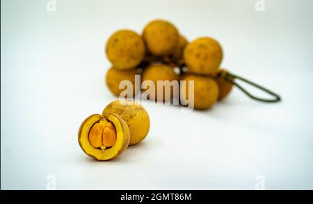 Lokale Frucht namens Buah tampoi oder Baccaurea macrocarpa. Heimisch in Südostasien. Selektive Fokuspunkte. Unscharfer Hintergrund Stockfoto