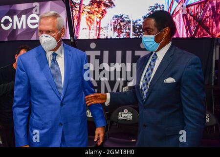 Jerry West, Vorstandsmitglied von Los Angeles Clippers, und CBS Sports reposter Jim Hill (rechts) während einer Spatenstich-Zeremonie für das neue Zuhause von t Stockfoto