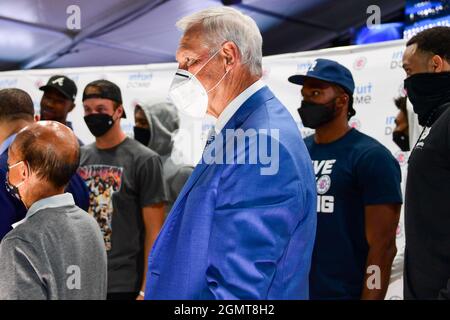 Jerry West, Vorstandsmitglied von Los Angeles Clippers, beobachtet während einer feierlichen Zeremonie für das neue Zuhause der Los Angeles Clippers, Intuit Stockfoto