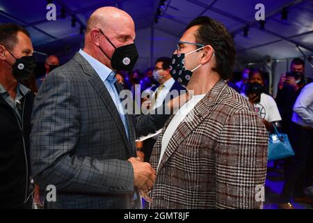 Intuit CEO Sasan Goodarzi und Steve Ballmer, Eigentümer von Los Angeles Clippers, teilen sich einen Moment während einer Grundsteinlegung für das neue Zuhause von Los Ang Stockfoto