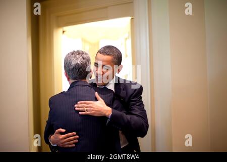 Präsident Barack Obama begrüßt Oklahoma Senator Tom Coburn vor dem Oval Office 6. Mai 2009. Offizielles weißes Haus Foto von Pete Souza. Dieses offizielle Foto des Weißen Hauses wird für die Veröffentlichung durch Nachrichtenorganisationen und/oder für den persönlichen Gebrauch durch die Betreffzeile(en) des Fotos zur Verfügung gestellt. Das Foto darf in keiner Weise manipuliert oder in Materialien, Anzeigen, Produkten oder Werbeaktionen verwendet werden, die in irgendeiner Weise die Zustimmung oder Billigung des Präsidenten, der ersten Familie oder des Weißen Hauses nahelegen. Stockfoto