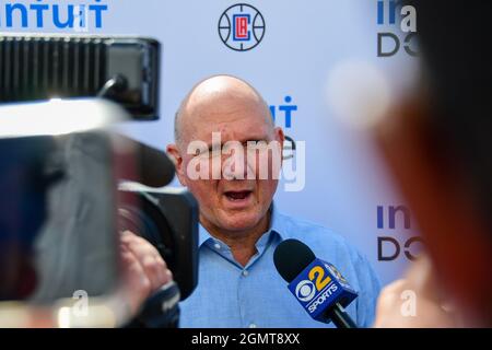 Steve Ballmer, Eigentümer von Los Angeles Clippers, spricht nach einer feierlichen Zeremonie für das neue Zuhause der Los Angeles Clippers, Intuit Dome, mit den Medien Stockfoto