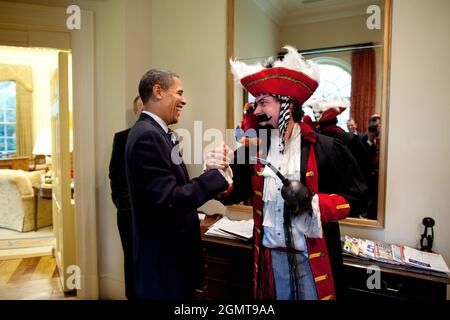 Präsident Barack Obama reagiert darauf, dass der Redenschreiber Cody Keenan sich als Captain Hook verkleidet sieht. Keenan bekleidet als Pirat für ein Foto des Oval Office, das für die Rede des Präsidenten vor dem Dinner der Korrespondenten-Vereinigung des Weißen Hauses am 9. Mai 2009 verwendet wurde. Offizielles weißes Haus Foto von Pete Souza. Dieses offizielle Foto des Weißen Hauses wird von Nachrichtenorganisationen zur Veröffentlichung und/oder zum persönlichen Druck durch den/die Betreff(e) des Fotos zur Verfügung gestellt. Das Foto darf in keiner Weise manipuliert oder in Materialien, Anzeigen, Produkten oder Werbeaktionen verwendet werden, die in irgendeiner Weise einen nahelegen Stockfoto