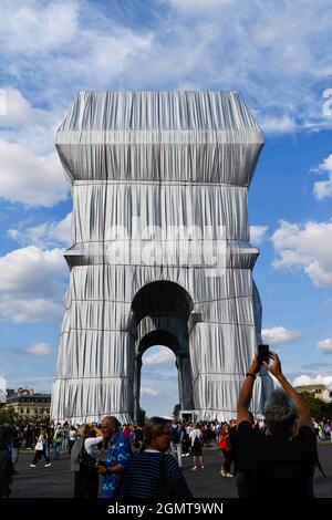 Menschen, die sich eine Kunstinstallation ansehen, in der der Triumphbogen (Triumphbogen) in ein riesiges Stoffblatt gehüllt ist, als Teil eines Projekts des in Bulgarien geborenen US-Künstlers Christo Javacheff und Jeanne-Claude, Place Charles de Gaulle, auch bekannt als Place de l'Etoile in Paris, Frankreich, Am 18. September 2021. Foto von Victor Joly/ABACAPRESS.COM Stockfoto