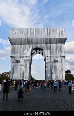 Menschen, die sich eine Kunstinstallation ansehen, in der der Triumphbogen (Triumphbogen) in ein riesiges Stoffblatt gehüllt ist, als Teil eines Projekts des in Bulgarien geborenen US-Künstlers Christo Javacheff und Jeanne-Claude, Place Charles de Gaulle, auch bekannt als Place de l'Etoile in Paris, Frankreich, Am 18. September 2021. Foto von Victor Joly/ABACAPRESS.COM Stockfoto