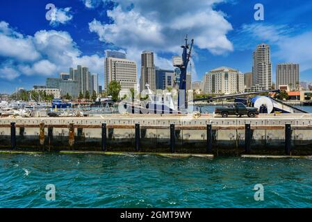 San Diego Hafenszene mit Pier und angedockten Fischerbooten und Trawlern und Stadtbild moderner Hochhäuser in der Innenstadt von San Diego, CA Stockfoto